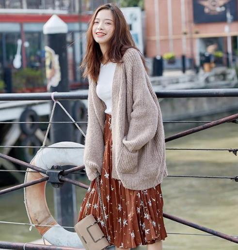 时尚感超强的毛衣裙：遮肉显瘦高领毛衣裙推荐（图）