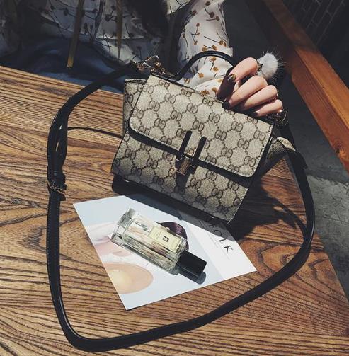 今年最流行复古小方包：优雅大方小方包搭配（图）