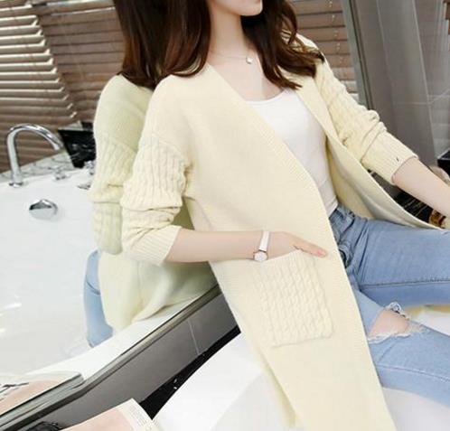 时髦的新款针织衫外套搭配：彰显优雅时尚范（图）