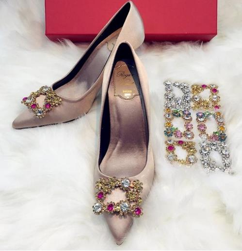陈紫函同款水钻方扣高跟鞋浅口:高贵优雅(图) 陈紫函同款水钻方扣高跟鞋浅口:高贵优雅(图)
