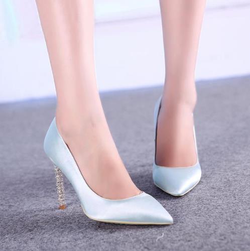 陈紫函同款水钻方扣高跟鞋浅口:高贵优雅(图) 陈紫函同款水钻方扣高跟鞋浅口:高贵优雅(图)