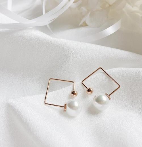 时尚闪钻双V吊坠耳环:6款耳环凸显干练气息(图) 时尚闪钻双V吊坠耳环:6款耳环凸显干练气息(图)