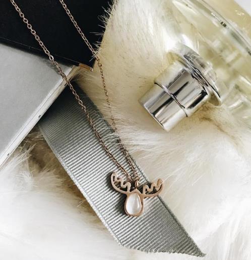 时尚闪钻双V吊坠耳环:6款耳环凸显干练气息(图) 时尚闪钻双V吊坠耳环:6款耳环凸显干练气息(图)