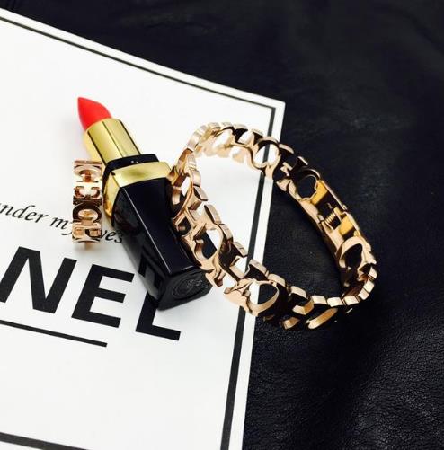 今年最流行韩版玫瑰金手镯：简约时尚手镯分享（图）