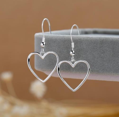 高雅时尚气质的925银耳钉：时尚吸睛耳钉搭配（图）