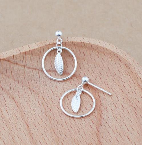 高雅时尚气质的925银耳钉：时尚吸睛耳钉搭配（图）