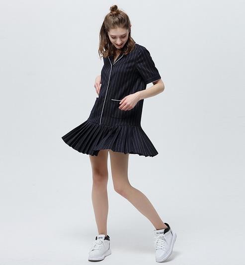 条纹圆领衬衫搭配短裙：小清新学院风衬衫推荐