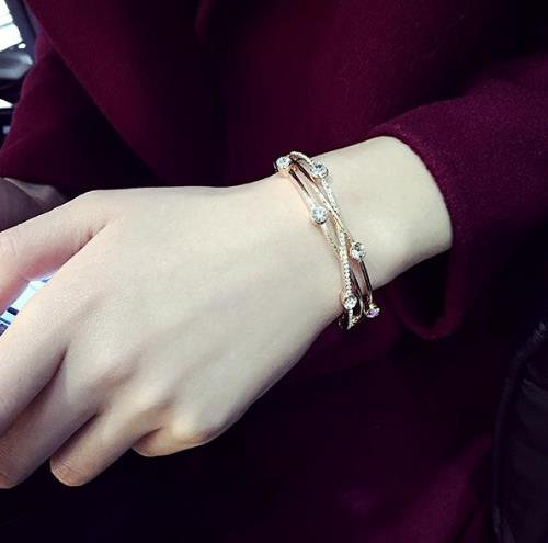 时尚女人必备简约珍珠水晶手链：时尚优雅（图）