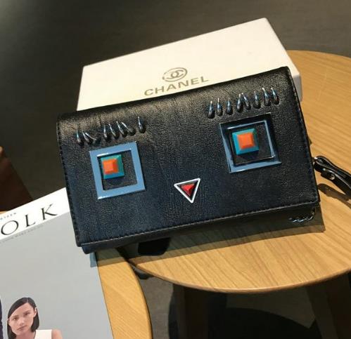 街头风链条铆钉手拿包搭配：尽显帅气朋克风（图）