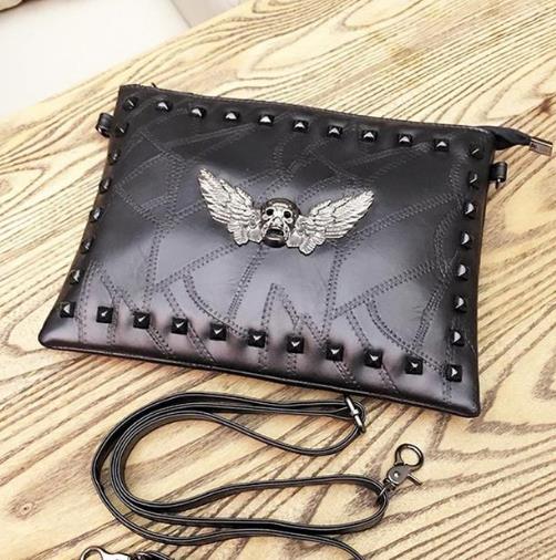 街头风链条铆钉手拿包搭配：尽显帅气朋克风（图）