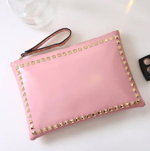 街头风链条铆钉手拿包搭配：尽显帅气朋克风（图）