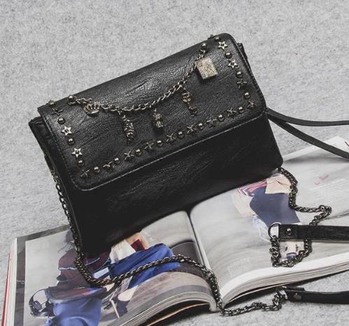 街头风链条铆钉手拿包搭配：尽显帅气朋克风（图）