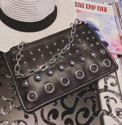 街头风链条铆钉手拿包搭配：尽显帅气朋克风（图）