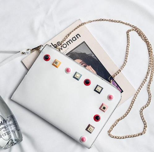 街头风链条铆钉手拿包搭配：尽显帅气朋克风（图）