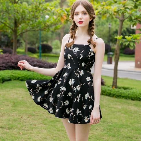 抹胸碎花高腰连衣裙搭配：成熟性感连衣裙分享