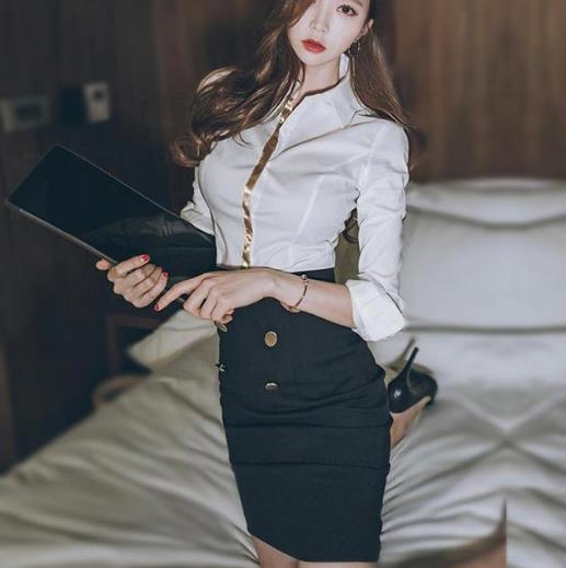 高腰荷叶边包臀裙搭配高跟鞋：包臀裙性感又迷人