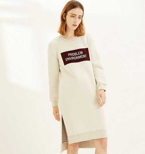 修身开叉连衣裙怎么搭配才能彰显成熟范儿(图) 修身开叉连衣裙怎么搭配才能彰显成熟范儿(图)