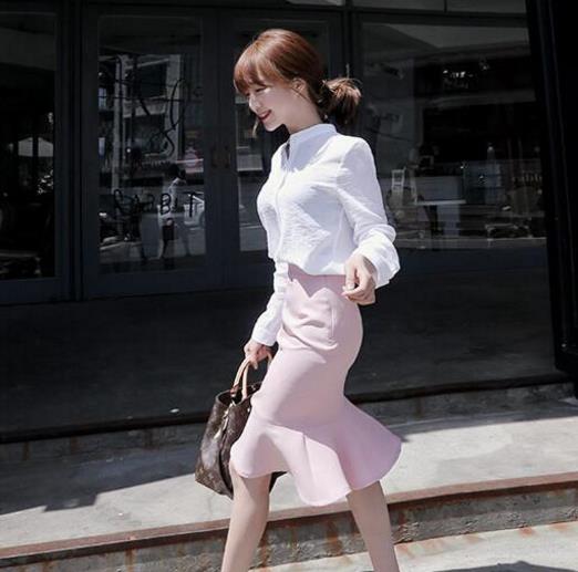 高腰荷叶边包臀裙搭配高跟鞋：包臀裙性感又迷人