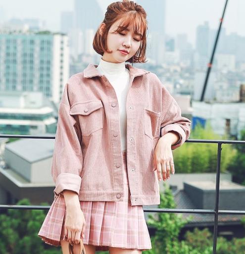 灯芯绒翻领短外套搭配百褶裙：6款外套打造甜美风