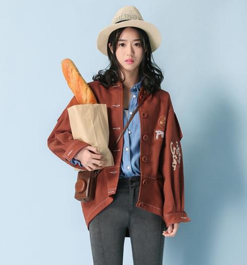 灯芯绒翻领短外套搭配百褶裙：6款外套打造甜美风