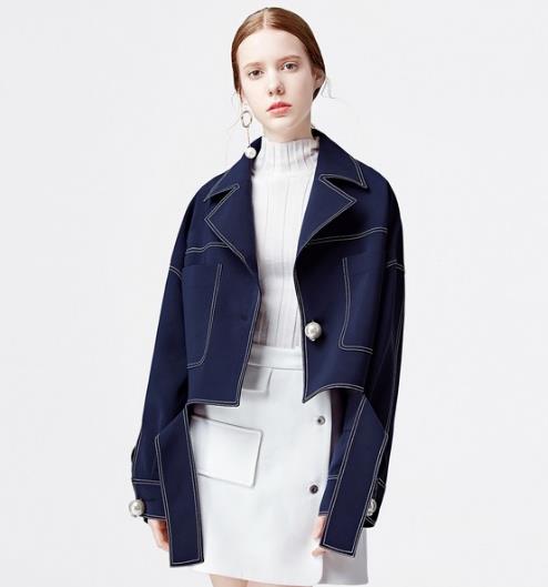 灯芯绒翻领短外套搭配百褶裙：6款外套打造甜美风