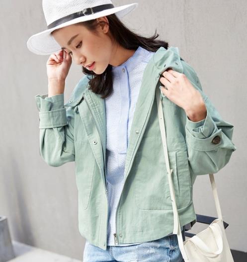 灯芯绒翻领短外套搭配百褶裙：6款外套打造甜美风