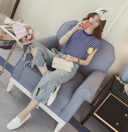 秋季怎么能少一条牛仔裤呢：时尚毛边牛仔裤搭配