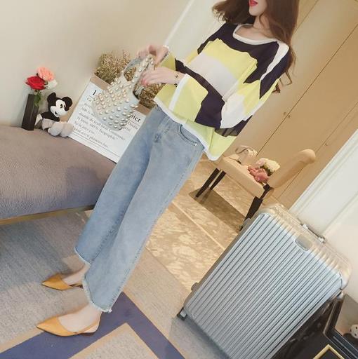 秋季怎么能少一条牛仔裤呢：时尚毛边牛仔裤搭配