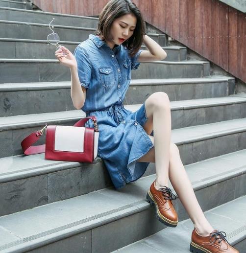 小皮鞋搭配收腰牛仔衬衫裙：清新文艺衬衫裙推荐