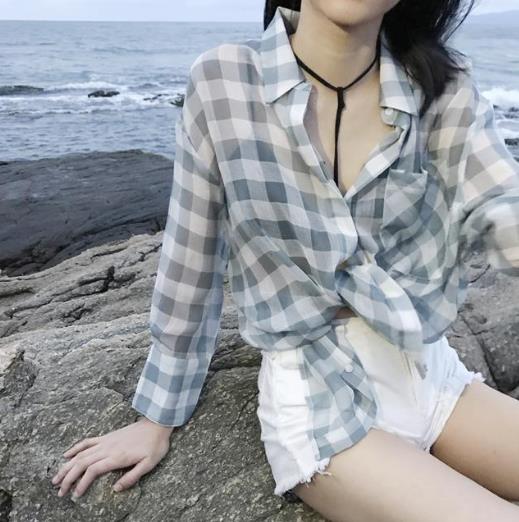 一字领漏露肩格子衬衫搭配：甜美复古风衬衫推荐