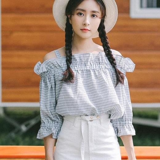 一字领漏露肩格子衬衫搭配：甜美复古风衬衫推荐