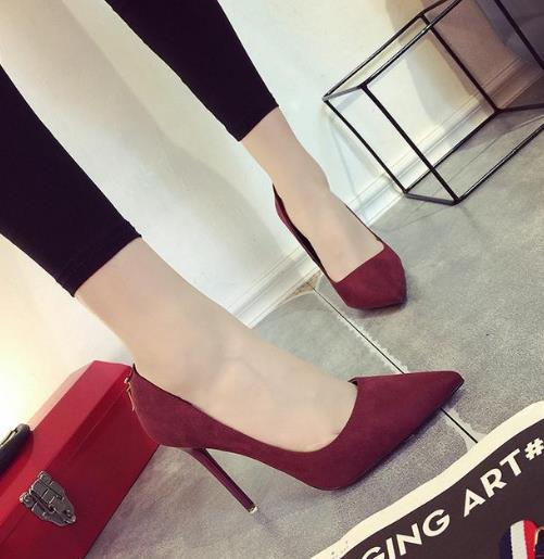 小脚裤搭配尖头细跟高跟鞋:打造高挑大长腿(图) 小脚裤搭配尖头细跟高跟鞋:打造高挑大长腿(图)