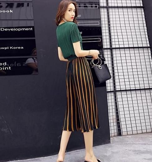 款式时尚新颖职业两件套搭配:减龄又显瘦(图) 款式时尚新颖职业两件套搭配:减龄又显瘦(图)