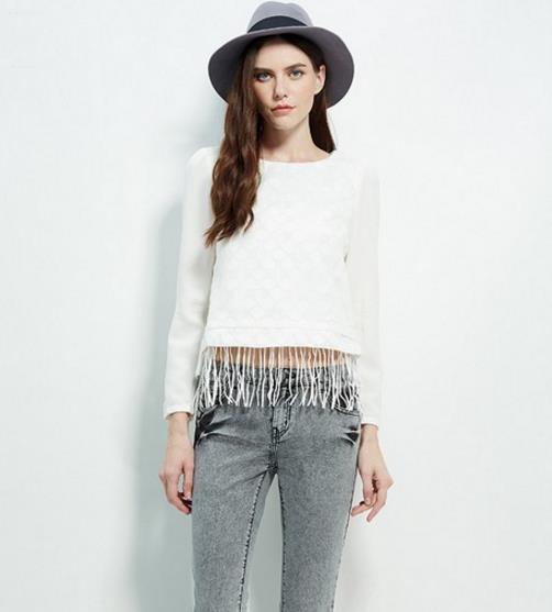 蕾丝衫搭配弹力流苏短裙：打造性感优雅女神范（图）