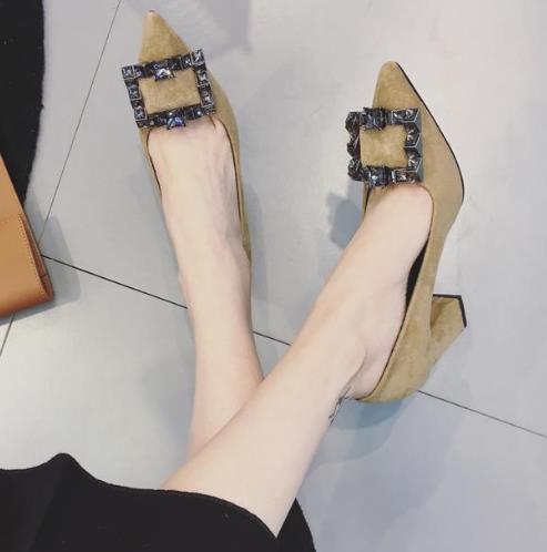 今年秋季最流行尖头凉鞋：简约不失时尚格调（图）