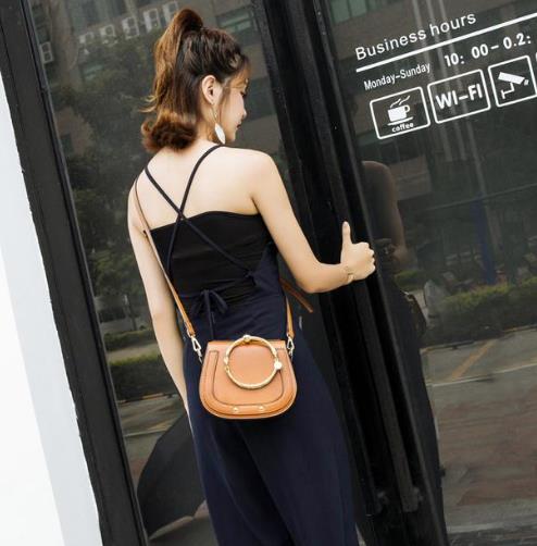 明星同款圆环手提斜挎包:简约时尚斜挎包推荐(图) 明星同款圆环手提斜挎包:简约时尚斜挎包推荐(图)