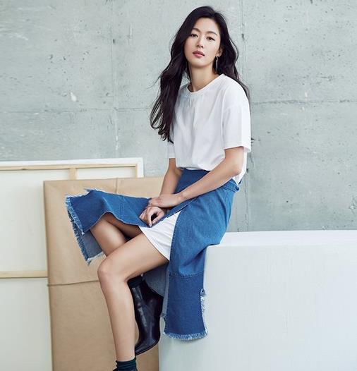 喇叭袖T恤搭配网纱吊带裙:彰显俏皮可爱学院风 喇叭袖T恤搭配网纱吊带裙:彰显俏皮可爱学院风