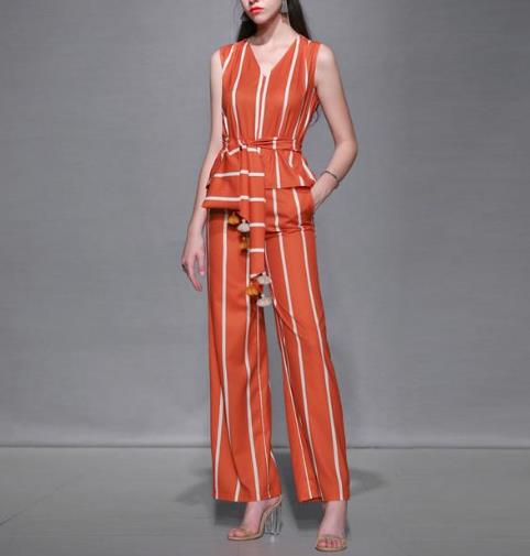 穿这样的时尚套装很有职场范：开衩包臀裙套装（图）