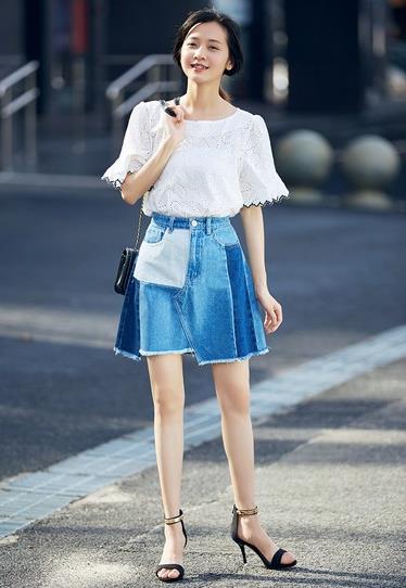 喇叭袖T恤搭配网纱吊带裙:彰显俏皮可爱学院风 喇叭袖T恤搭配网纱吊带裙:彰显俏皮可爱学院风