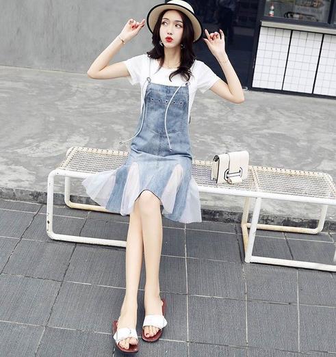 喇叭袖T恤搭配网纱吊带裙：彰显俏皮可爱学院风