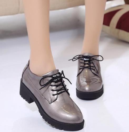 英伦风小皮鞋舒适又减龄：轻松穿搭出复古范（图）