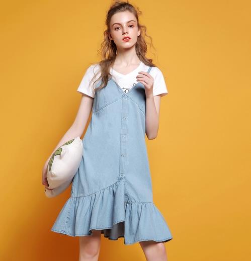 喇叭袖T恤搭配网纱吊带裙：彰显俏皮可爱学院风