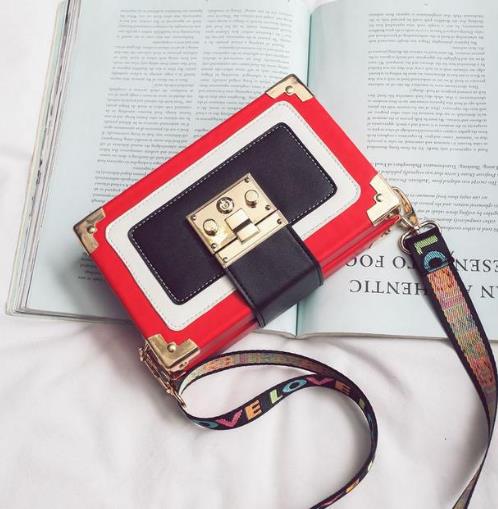 2017年时髦百搭斜挎包搭配：简约大方斜挎包推荐