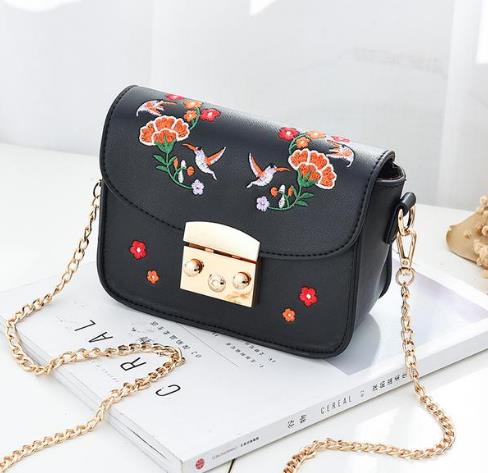 2017年时髦百搭斜挎包搭配：简约大方斜挎包推荐