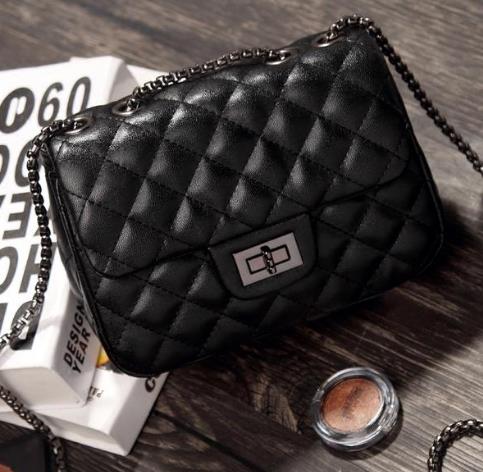 2017年时髦百搭斜挎包搭配：简约大方斜挎包推荐