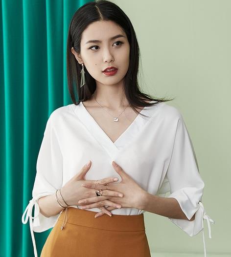 分袖印花衬衫搭配牛仔裤:减龄乖巧范衬衫推荐 分袖印花衬衫搭配牛仔裤:减龄乖巧范衬衫推荐