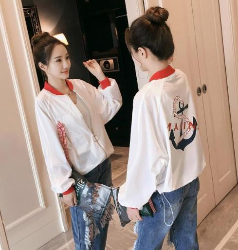 V领花朵刺绣针织开衫搭配：个性又不失时尚（图）