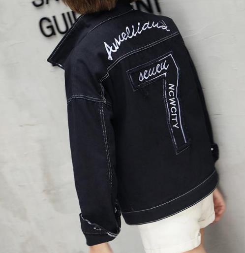 时尚百搭的牛仔外套:6款外套帅气中不失优雅(图)
时尚百搭的牛仔外套:6款外套帅气中不失优雅(图)