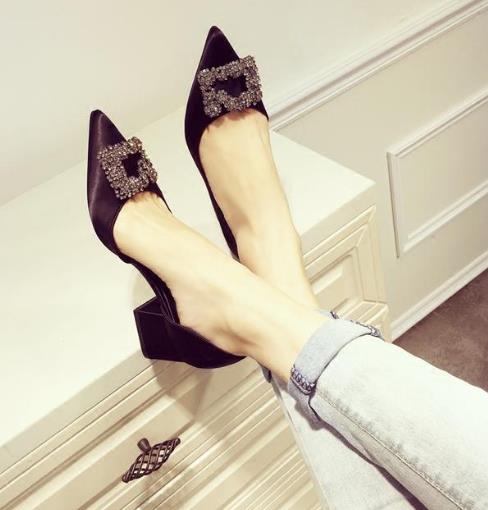 尖头水钻方扣粗跟单鞋:6款单鞋尽显奢华大气(图) 尖头水钻方扣粗跟单鞋:6款单鞋尽显奢华大气(图)