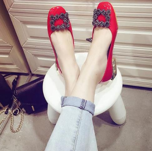 尖头水钻方扣粗跟单鞋:6款单鞋尽显奢华大气(图) 尖头水钻方扣粗跟单鞋:6款单鞋尽显奢华大气(图)